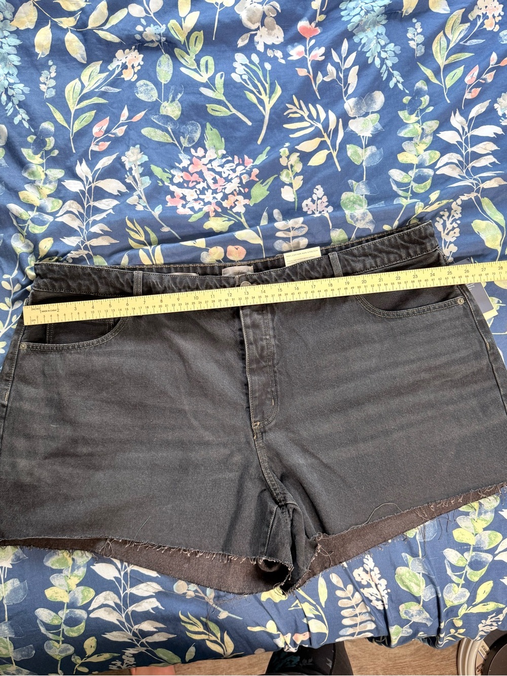 Universal Thread Dark Indigo Frayed Hem Denim Shorts Plus Size 24W - Picture 8 of 9